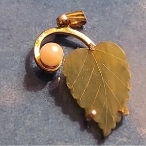 🌹🍃Vintage Sorrento Jade Leaf Pendant with Pearl Accent | Authentic